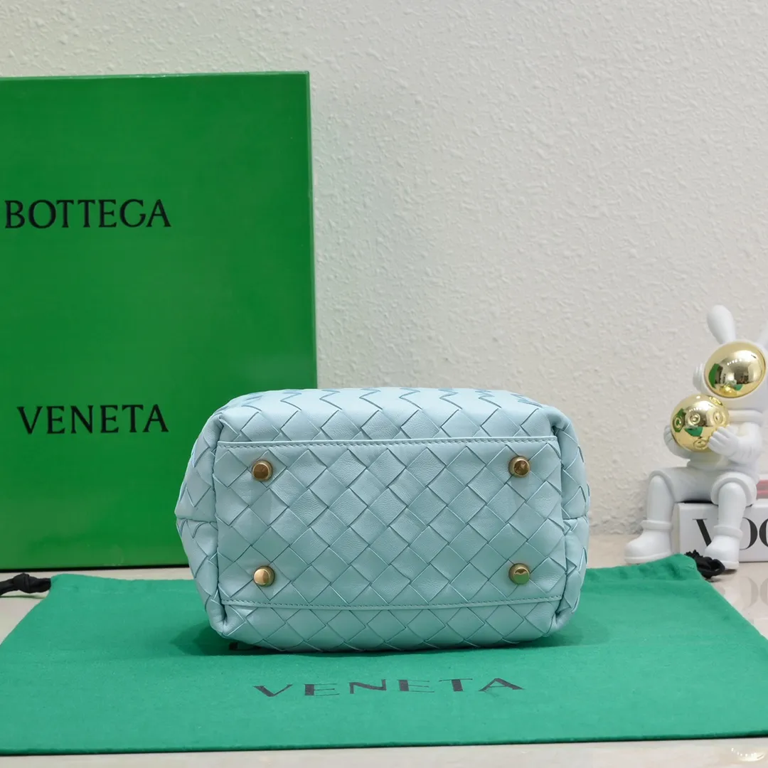 Batch 1560 #Bv Small Intrecciato woven leather bowling bag with detachable crossbody strap, single interior flat pocket, zipper closure "Classic weaving craftsmanship" is an indispensable symbol of the brand🔥. The meticulous weaving craftsmanship not only makes the bucket bag show a sense of high-end, but also adds a sense of agility to it, exuding a simple and elegant beauty. It is made of soft and delicate sheepskin texture. It is light and comfortable, and reveals a sense of high-end everywhere. The color matching is refreshing and clean, and the upper body is aged~concave shape! A bowling bag that can be used for both work and leisure. Size: 20.5*15.5*10cm, model: 7460#